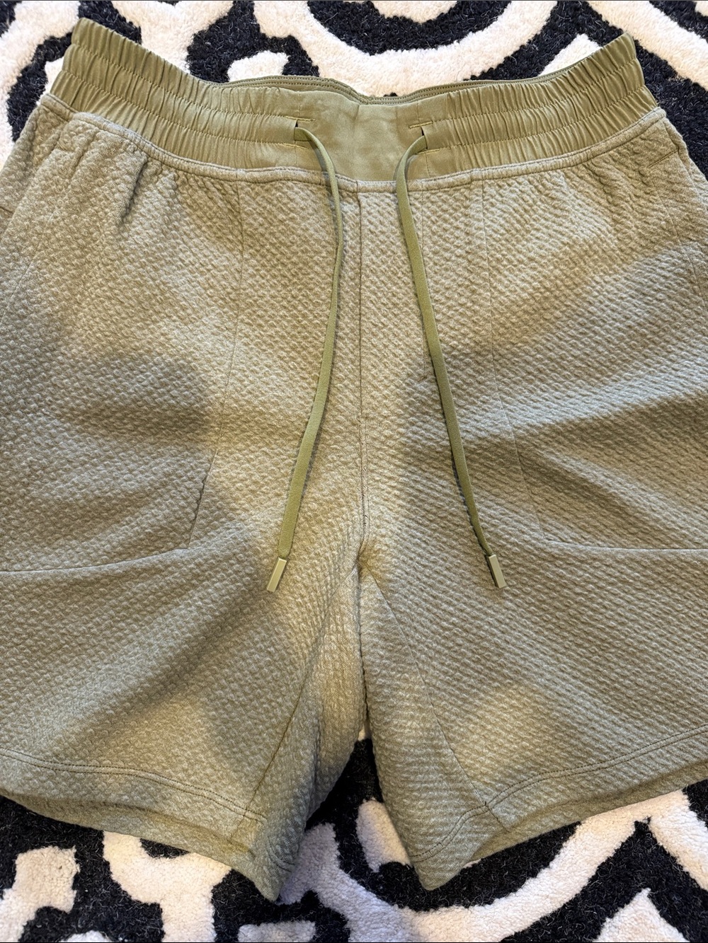 Men's LuluLemon Olive Green Knit Drawstring Shorts Medium. NWOT - Picture 2 of 6